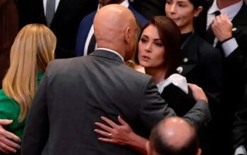 Abraço entre Michelle Bolsonaro e Alexandre de Moraes durante a posse de Kassio Nunes provocou ira entre bolsonaristas