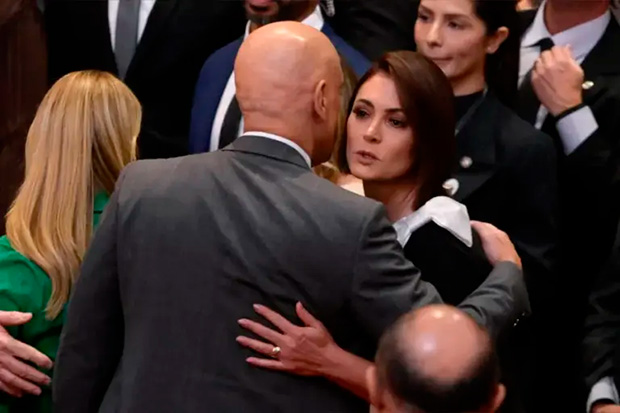 Abraço entre Michelle Bolsonaro e Alexandre de Moraes durante a posse de Kassio Nunes provocou ira entre bolsonaristas