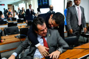 Alcolumbre desliga o celular e ignora Centrão após operação contra Ciro Nogueira