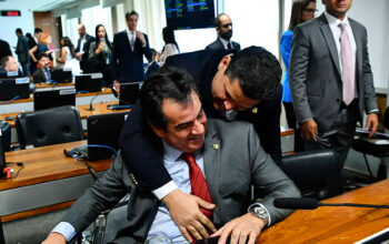 Alcolumbre desliga o celular e ignora Centrão após operação contra Ciro Nogueira