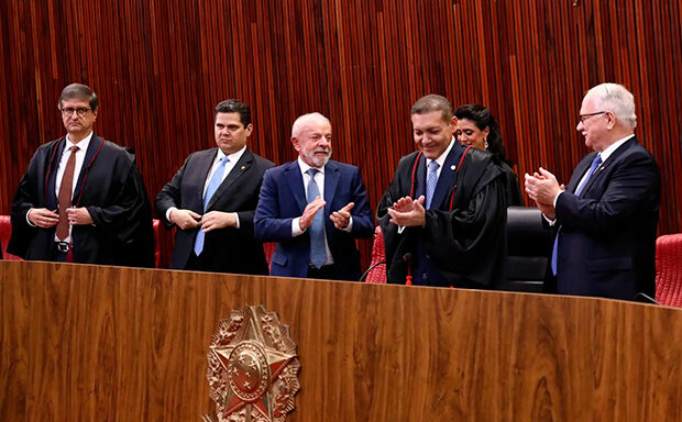 Alcolumbre fica imóvel durante aplausos a Messias na posse de Nunes Marques