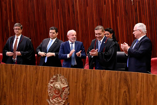 Alcolumbre fica imóvel durante aplausos a Messias na posse de Nunes Marques