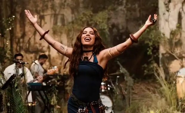 Anitta ataca “burrice” causada pelas redes sociais e lança “hino pelo fim da escala 6×1”