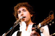 Bob Dylan aos 85: o poeta que reinventou a música popular e atravessou gerações