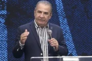 Com Flávio Bolsonaro na plateia, Malafaia ataca Moraes em culto