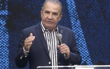 Com Flávio Bolsonaro na plateia, Malafaia ataca Moraes em culto