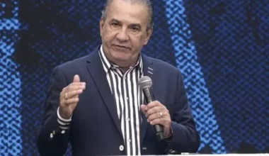 Com Flávio Bolsonaro na plateia, Malafaia ataca Moraes em culto