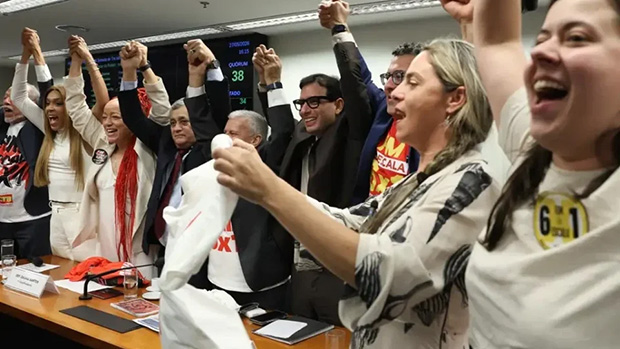 Comissão da Câmara aprova PEC que prevê fim da escala 6×1