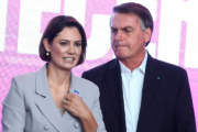 “Corpo cansado”: Michelle desabafa após dar banho em Bolsonaro