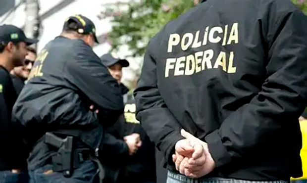 Delegada da PF é afastada por suspeita de atuar ilegalmente para a família de Daniel Vorcaro; ela e marido eram “espiões” do banqueiro