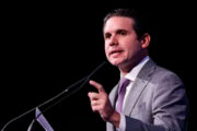 Dino dá 48 horas para Motta esclarecer viagem internacional de Mario Frias
