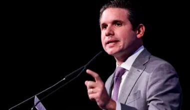 Dino dá 48 horas para Motta esclarecer viagem internacional de Mario Frias