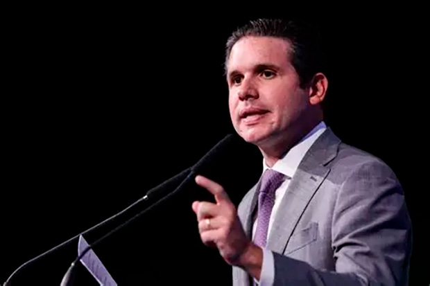 Dino dá 48 horas para Motta esclarecer viagem internacional de Mario Frias