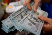 Dólar cai a R$ 4,91 e atinge menor valor em mais de dois anos