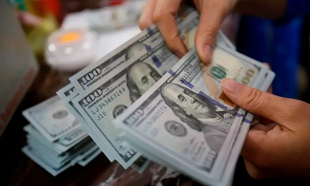 Dólar cai a R$ 4,91 e atinge menor valor em mais de dois anos