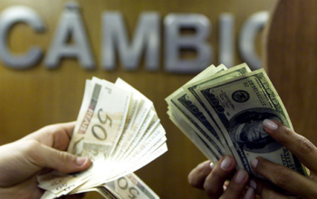 Dólar cai e fecha abaixo de R$ 5, após recuo de Trump no Irã