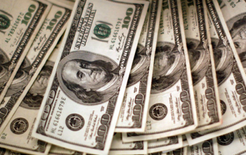 Dólar cai para R$ 5 e bolsa sobe com alívio no Oriente Médio