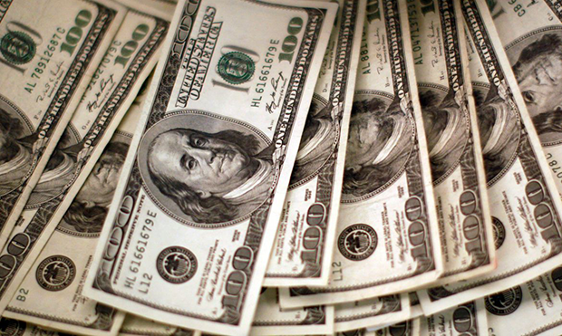 Dólar cai para R$ 5 e bolsa sobe com alívio no Oriente Médio