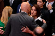 Em posse de Nunes Marques, Moraes cumprimenta Michelle Bolsonaro