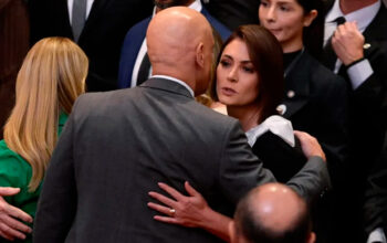 Em posse de Nunes Marques, Moraes cumprimenta Michelle Bolsonaro