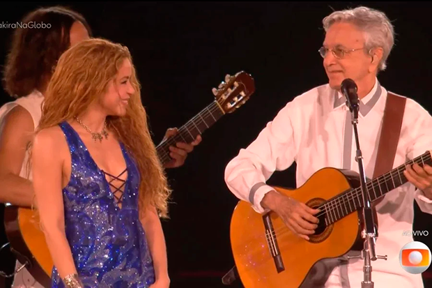 Em show em Copacabana, Shakira se derrete por Caetano Veloso e Maria Bethânia em show