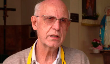 Vereador bolsonarista pede que padre Julio perca status religioso