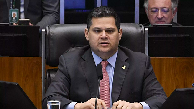 Estadão aponta Alcolumbre como símbolo da degradação do Senado