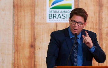 Ex-assessora de Mário Frias diz que fazia ‘rachadinha’ e pagava cartão da mulher do deputado