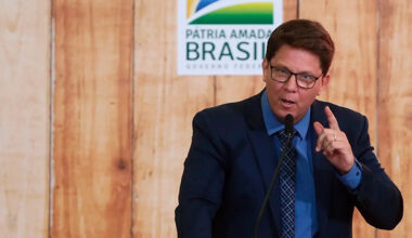 Ex-assessora de Mário Frias diz que fazia ‘rachadinha’ e pagava cartão da mulher do deputado