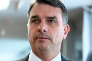 Flávio Bolsonaro confronta militar chamado de ‘frouxo’ por Van Hatten