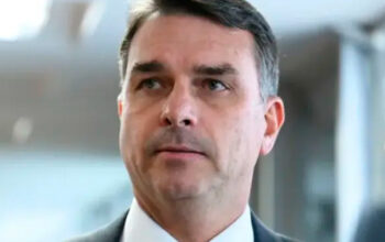 Flávio Bolsonaro confronta militar chamado de ‘frouxo’ por Van Hatten
