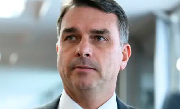 Flávio Bolsonaro confronta militar chamado de ‘frouxo’ por Van Hatten