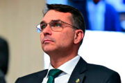 Flávio Bolsonaro diz que condenados do 8/1 “subirão a rampa” do Planalto com ele