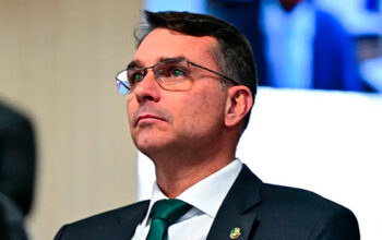 Flávio Bolsonaro diz que condenados do 8/1 “subirão a rampa” do Planalto com ele