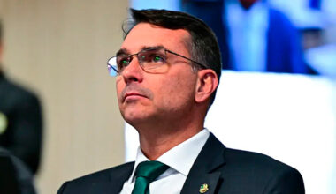 Flávio Bolsonaro diz que condenados do 8/1 “subirão a rampa” do Planalto com ele