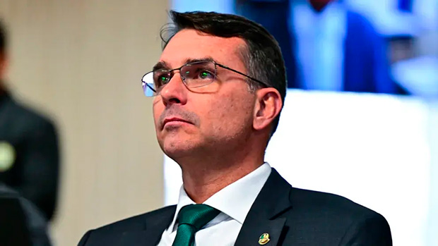 Flávio Bolsonaro diz que condenados do 8/1 “subirão a rampa” do Planalto com ele