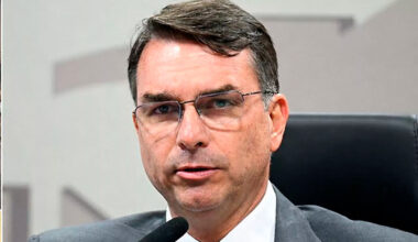 Flávio tenta capitalizar medida dos EUA contra PCC e CV