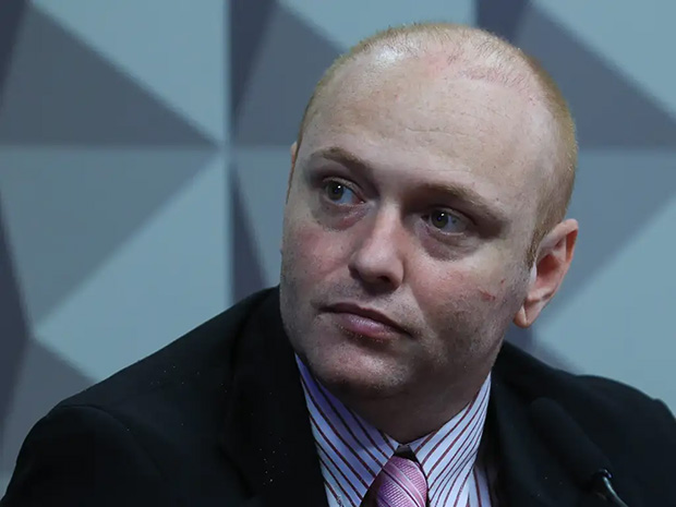 Hacker Delgatti passa ao regime aberto com tornozeleira após decisão de Moraes