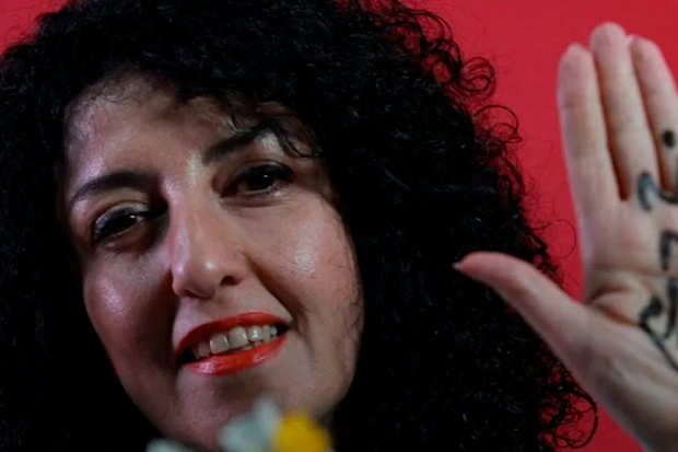 Iraniana Nobel da Paz é levada à UTI após piora na prisão