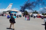Jatos militares dos EUA colidem em show e tripulantes saltam de paraquedas