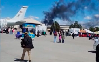 Jatos militares dos EUA colidem em show e tripulantes saltam de paraquedas