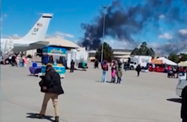 Jatos militares dos EUA colidem em show e tripulantes saltam de paraquedas