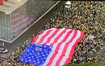 Miriam Leitão vê “patriotismo pelo avesso” no bolsonarismo e cobra Flávio Bolsonaro sobre milícias