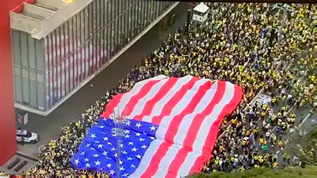 Miriam Leitão vê “patriotismo pelo avesso” no bolsonarismo e cobra Flávio Bolsonaro sobre milícias