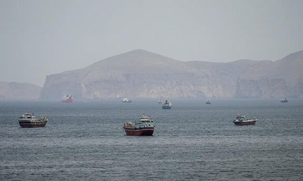 Mísseis atingem navio de guerra dos EUA que tentava entrar em Ormuz