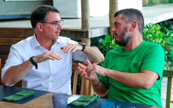 Oportunismo de Flávio Bolsonaro de associar Lula ao crime organizado vira contra ele: “Amigo de informante do CV”