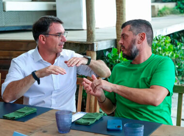 Oportunismo de Flávio Bolsonaro de associar Lula ao crime organizado vira contra ele: “Amigo de informante do CV”