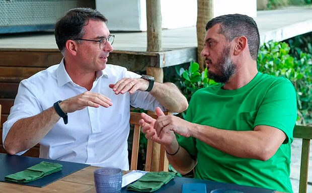Oportunismo de Flávio Bolsonaro de associar Lula ao crime organizado vira contra ele: “Amigo de informante do CV”