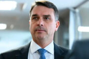 “Pega ladrão”: Flávio Bolsonaro é chamado de “bandido” em evento da PM