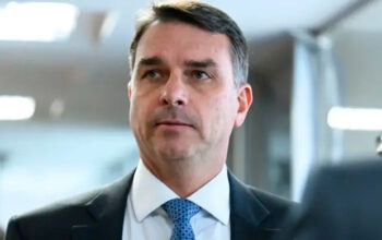 “Pega ladrão”: Flávio Bolsonaro é chamado de “bandido” em evento da PM